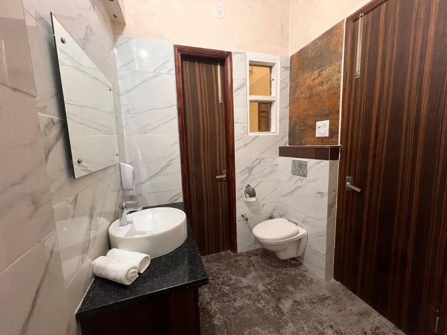 5Bhk Home Away From Home At Ranjit Avenue 阿姆利则 外观 照片